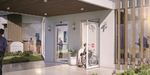 Sistema de puertas batientes, referencia SW200 I de ASSA ABLOY. Sin brazo visible y motor integrado